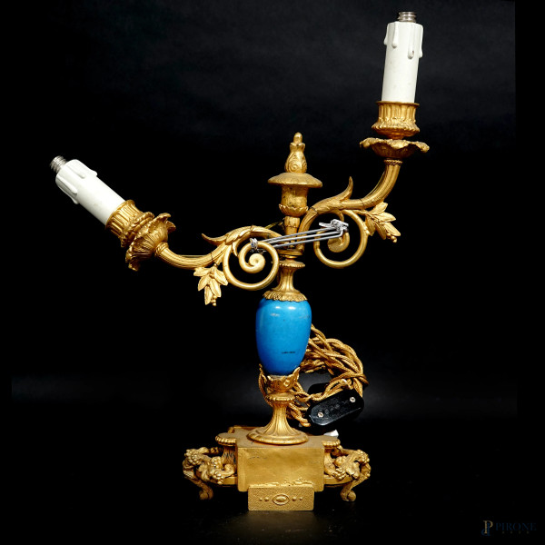 Candelabro a due fiamme in bronzo dorato e porcellana policroma, XIX-XX secolo, trasformato a lam...