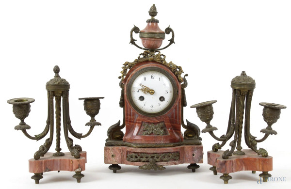 Trittico composto da orologio e due candelabri in marmo rosa e bronzo dorato, H&F Paris, XIX secolo, alt. max cm 31, (meccanismo da revisionare, piccoli difetti)