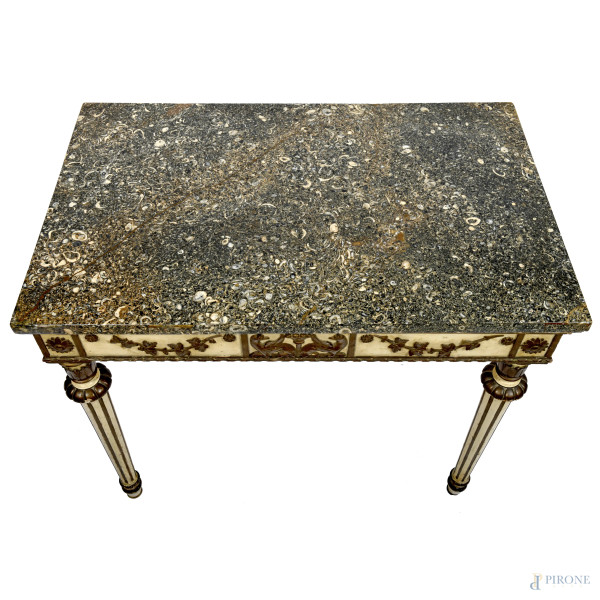 Consolle in stile Luigi XVI in legno laccato e dorato con piano in marmo. Decori a rilievo raffig...