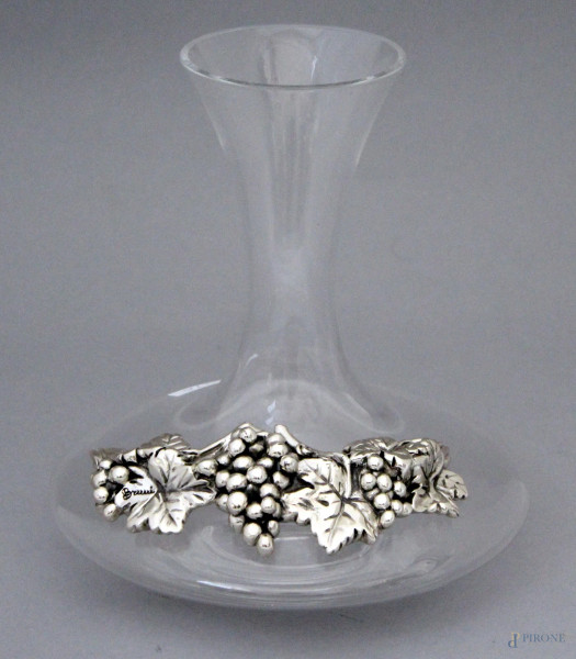 Decanter in cristallo con decoro applicato in metallo argentato, altezza 24,5 cm.