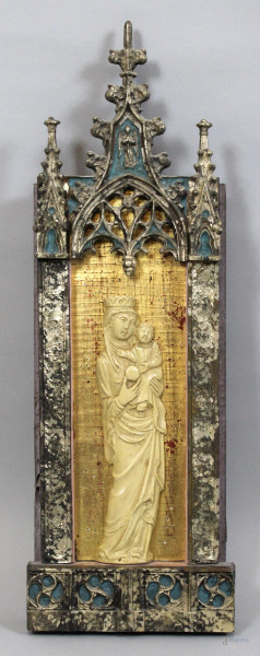 Madonna con Bambino in resina, in stile gotico, entro teca in legno rivestita in lastre di metallo, cm 57x20x5