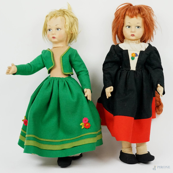 Lotto di due bambole diverse in tessuto e cartapesta, alt.cm 50, XX secolo, (difetti).