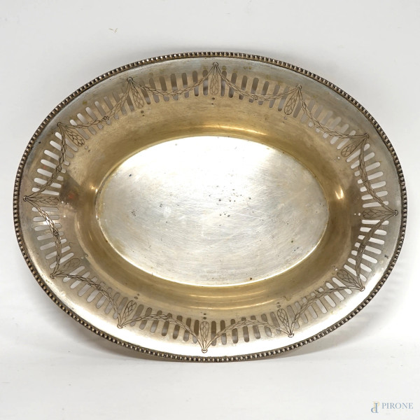 Centrotavola di linea ovale in argento traforato e inciso con decori a festoni, manifattura italiana, XX secolo, titolo dell'argento 800, peso gr 372, cm 28,5x22,7x3,6