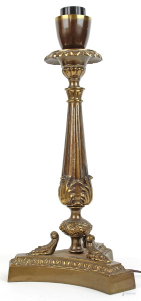 Lampada da tavolo in bronzo ad una luce, base a tripode, XX secolo, cm h 35