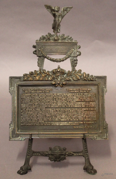 Placca commemorativa della vittoria del 04/11/1918, fusa con bronzo di cannone tolto al nemico, completa di cavalletto, cm 17 x 13.