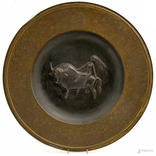 Piatto decorativo in rame, lavorato a sbalzo con raffigurazione del ratto di Europa, XX secolo, diametro cm 59, (difetti)