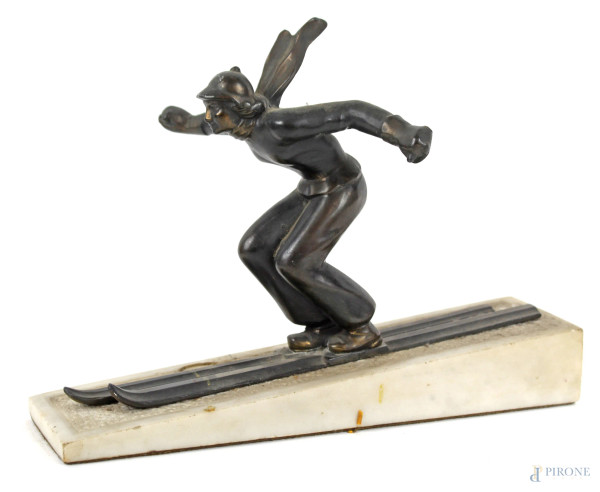 Sciatore, scultura in bronzo, base in marmo, cm 20x27,5, XX secolo, (difetti e mancanze).