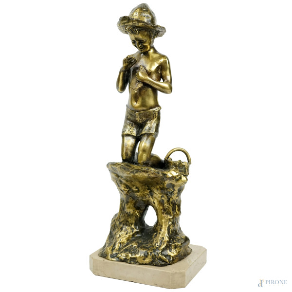 Pescatorello, scultura in bronzo, cm h 45, firmata De Martino, base in marmo.