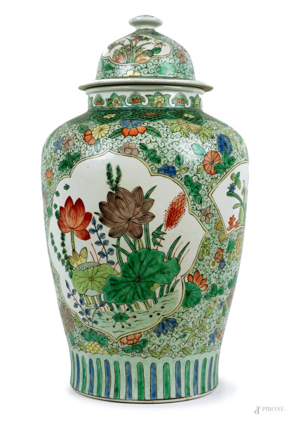 Grande potiche in porcellana con decori floreali nei toni del verde, cm h 53,5, Cina, XX secolo, (segni del tempo).