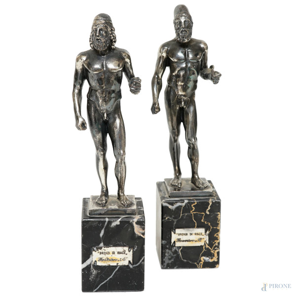 Sculture in argento rappresentanti i Bronzi di Riace, XX secolo, piedistalli in marmo, altezza max cm 15,5