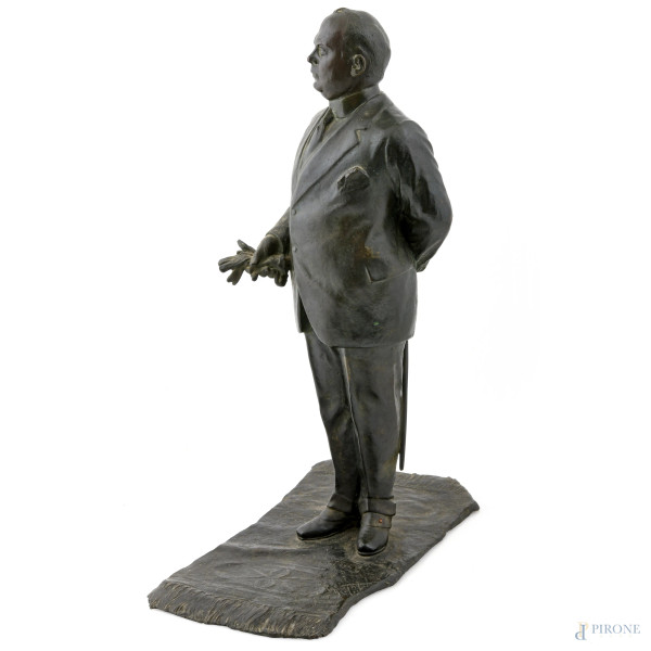 Uomo con guanti, XX secolo, scultura in bronzo, altezza cm 46