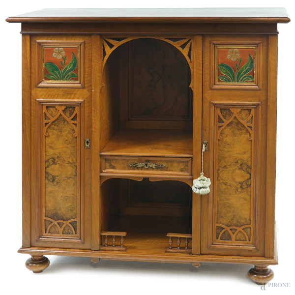 Mobiletto Art Nouveau in legno a due sportelli, un cassettino e due ripiani, cm h 91x40x89,5