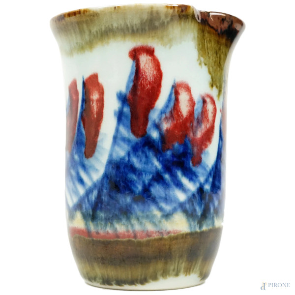 Lotto di quattro oggetti diversi, composto da due vasetti, una scultura ed un piatto in maiolica ...