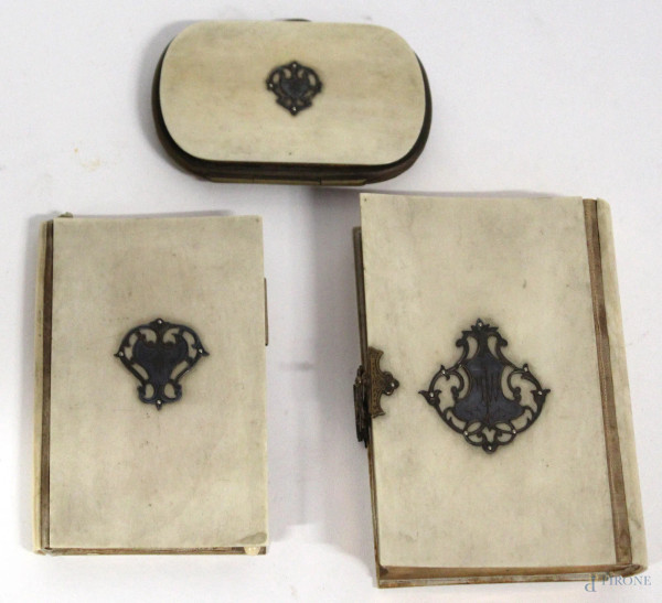 Lotto composto da due libretti da preghiera ed un portamonete in osso, primi &#39;900, misura massima 10 cm.
