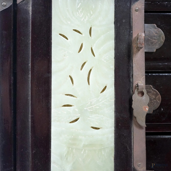 Lotto di tre oggetti in metallo argentato, h max cm 17,5, (difetti)