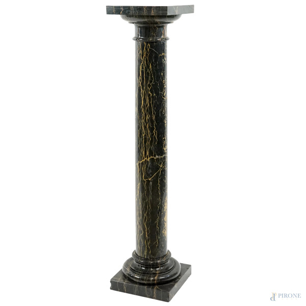 Colonna in marmo nero, XX secolo, cm h 110,5.