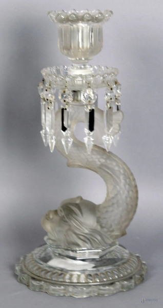 Candeliere in cristallo Baccarat sorretto da tritone, altezza 35 cm.