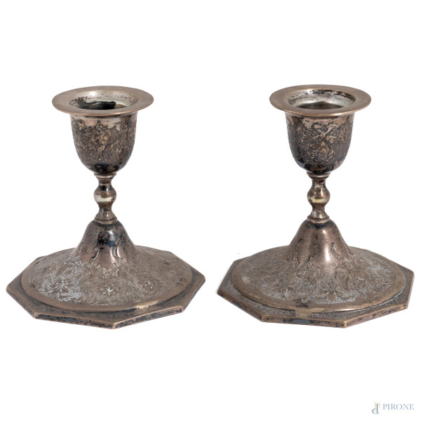 Coppia di candelieri in argento, XX secolo, altezza cm 11, peso complessivo lordo gr 300, (segni di usura)