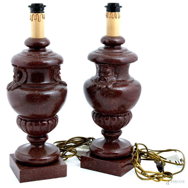 Coppia di lumi da tavolo in legno tinto porfido intagliato e decorato con mascheroni e volti di divinità fluviali, XX secolo, altezza cm 54