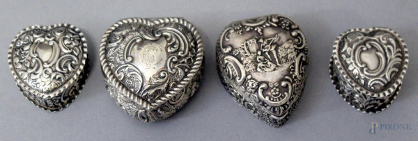 Lotto composto da quattro scatoline a forma di cuore in argento sbalzato e cesellato, bolli inglesi XIX secolo, misura max. altezza 2,5x5x5,5 cm, gr. 105.