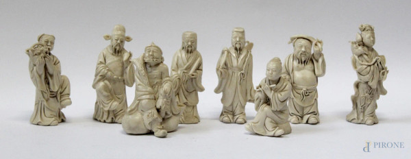 Lotto composto da otto personaggi orientali in porcellana, fine XIX sec., H massima 14 cm.