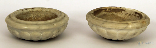 Coppia di piccole acquasantiere dell'800 di linea tonda in marmo, diam. 17 cm