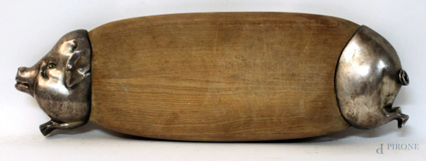 Tagliere a forma di maialino in legno e metallo, lungh. 60 cm.
