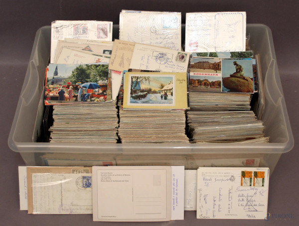Scatolone contenente cartoline viaggiate.