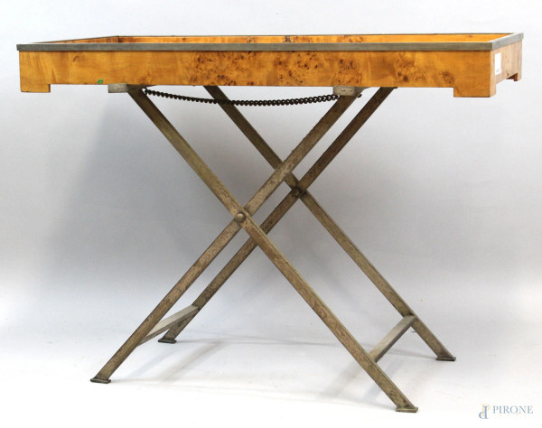 Tavolino con piano in legno di linea rettangolare, supporto pieghevole in metallo, cm h 61x80,5x39,5, XX secolo, (difetti).