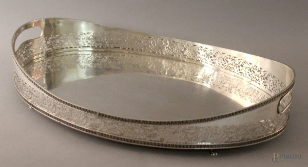Vassoio di linea ovale in argento con bordo cesellato e traforato, bolli 800, 40x26 cm, gr. 1150.