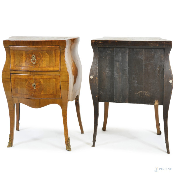 Coppia di comodini a due cassetti impiallacciati in noce con intarsi in vari legni, poggiante su ...