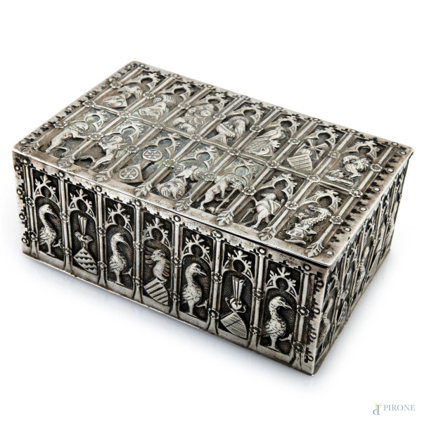 Cofanetto in argento riccamente lavorato a cesello e sbalzo con animali fantastici, XX secolo, cm 9,5x14,5, peso gr 380,