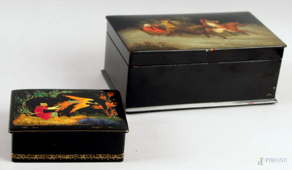 Lotto composto di due cofanetti in legno ebanizzato con coperchi dipinti raffigurante paesaggi, Russia anni 70, misura max h. 8,5x21x12,5 cm.
