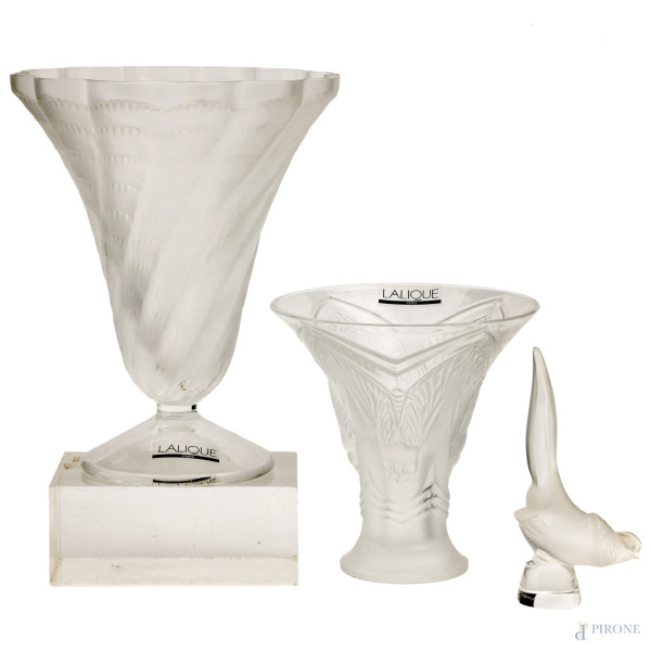 Lotto composto da due piccoli portafiori Lalique con decori a rilievo e piccolo volatile, firmati al graffio, misure massima cm 15x12,5 (difetti)