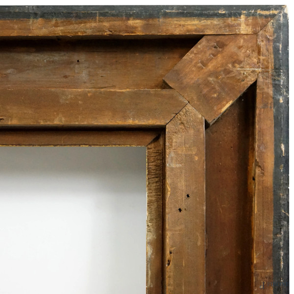 Cornice modanata in legno ebanizzato con profilo interno dorato, XX secolo, ingombro cm 104x80, b...