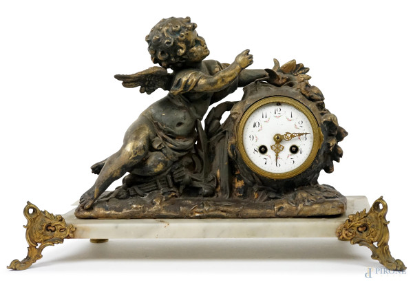 Orologio in metallo dorato e marmo, Japy Freres & Co., XIX secolo, quadrante circolare smaltato bianco a numeri arabi affiancato da Cupido, cm h 30,5x47x19,5, (difetti, meccanismo da revisionare)