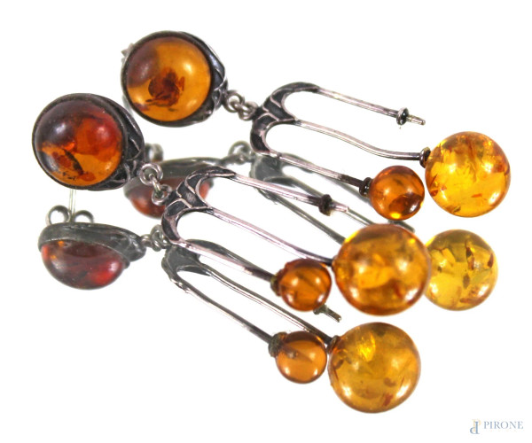 Orecchini in ambra e argento a forma di tridente di Nettuno, lunghezza cm. 6