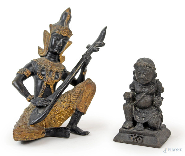 Lotto di due piccole sculture in bronzo e terracotta raffiguranti Suonatore Siddharta e Guardiano Gupolo, alt. max cm 14,5, XX secolo, (difetti).