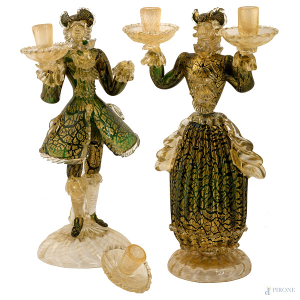 Coppia di candelabri a foggia di figure veneziane in vetro di murano trasparente, verde e nero con inclusioni dorate, XX secolo, altezza cm 48 (difetti e rotture)