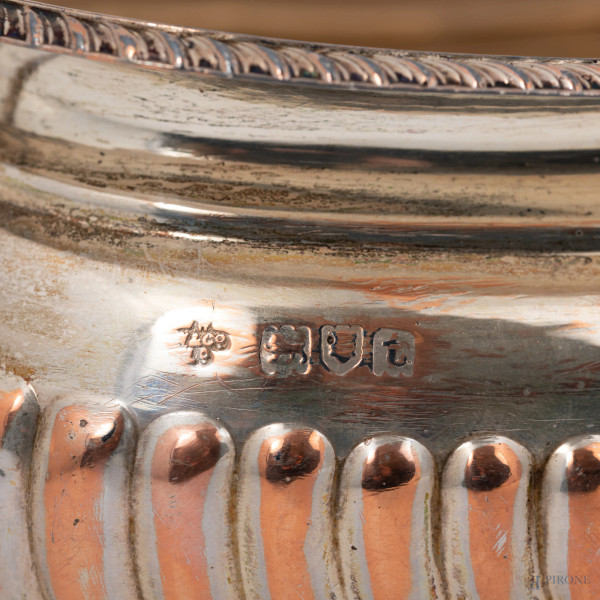 Lotto composto da una teiera, una zuccheriera e una lattiera in argento inglese, XIX secolo, alte...