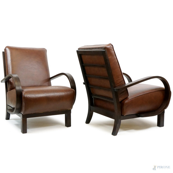 Coppia di poltrone stile Art Déco design Jindrich Halabala, struttura in legno curvato, cuscini r...
