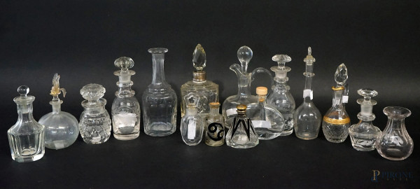 Lotto composto da varie ampolle, vasetti e boccette porta profumo in vetro e cristallo, alt.max cm 16,5, XX secolo, (difetti).