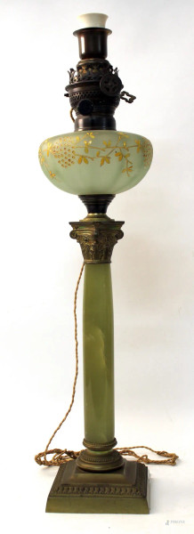 Lume a petrolio in onice e vetro dipinto, base e finiture in bronzo, montato a luce elettrica, H 66 cm, XIX sec.