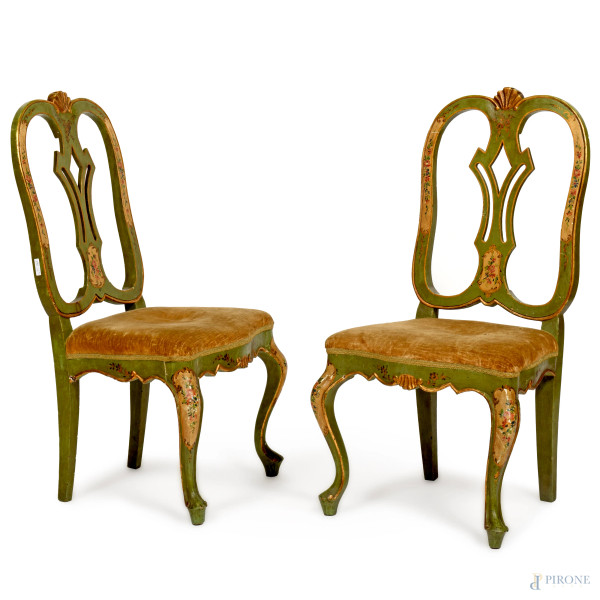 Coppia di sedie laccate verde-oro e dipinte a decori floreali, con schienale sagomato intagliato e sedute in tessuto, XX secolo, cm 93x46x46, segni di usura, cadute di colore, scalfiture, restauri, fori di tarlo)