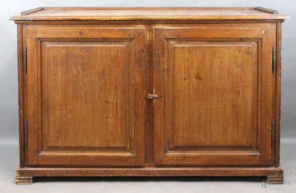Credenza in legno dolce a due sportelli, cm. 110x166x61,  fine XIX secolo.