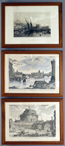 Lotto composto da due stampe dal Piranesi, raffiguranti scorci di Roma, ed una stampa inglese, XX sec., cm. 68x50, entro cornice.