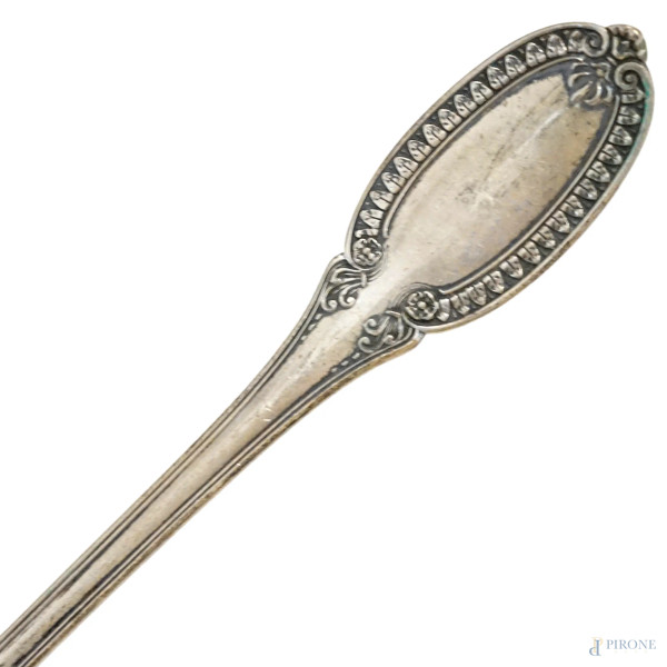 Salsiera in argento 800, XX secolo, con profili a foglie lanceolate e manico zoomorfo, completa d...