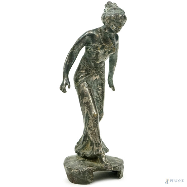 Figura femminile, scultura in metallo argentato, cm h 16, firmata, (difetti)