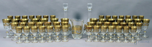 Servizio di bicchieri in cristallo con particolari dorati composto da: quattordici flut, quattordici acqua, quattordici vino e quattordici liquore, due bottiglie ed una caraffa.