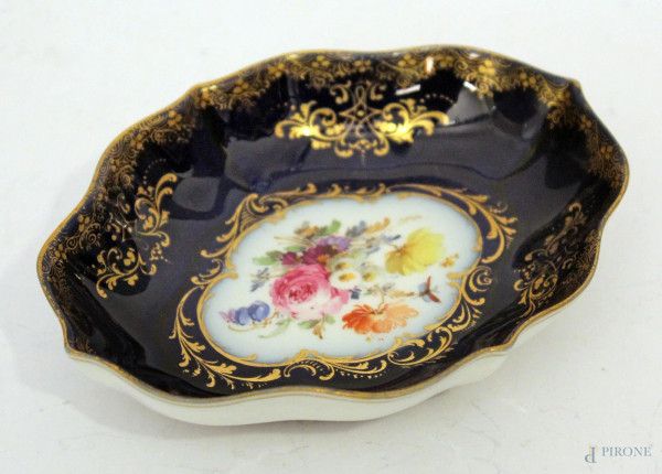 Piccolo centrino in porcellana a decoro floreale, marcato Meissen, 15x12cm